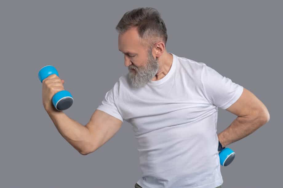 Vader traint met dumbbells voor 20 minuten thuis workouts vaders.