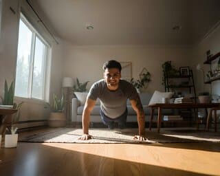 Vader traint kort en effectief thuis in de woonkamer voor de bank