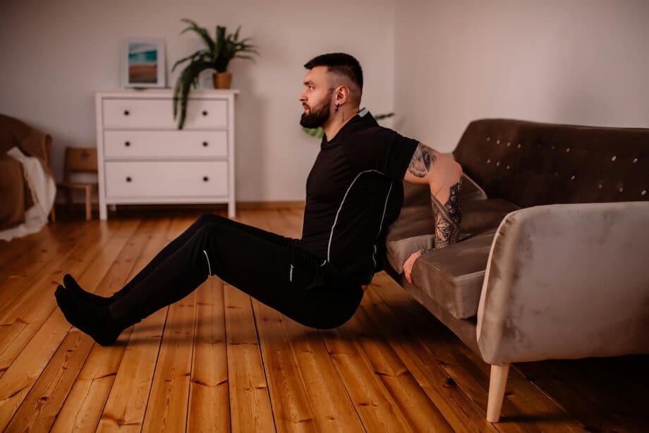 Vader die 's avonds na het bedtijd-ritueel van de kinderen een korte workout doet in de woonkamer