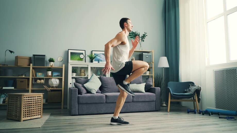 Man doet HIIT workout thuis op de vloer