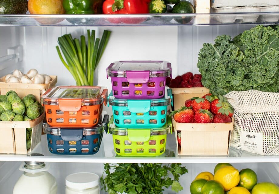 Overzichtelijke koelkast vol netjes gestapelde meal prep containers klaar voor de werkweek