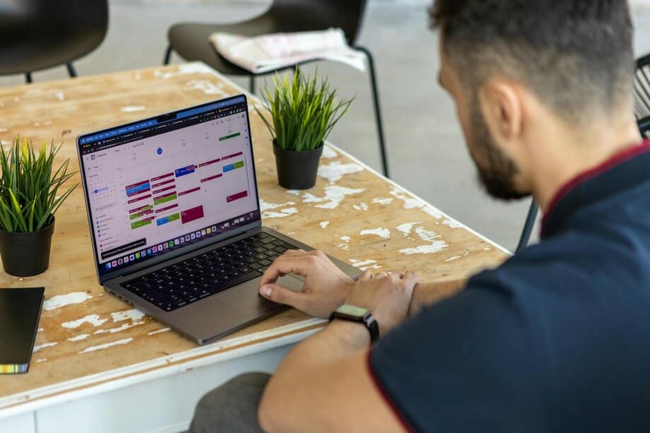Drukke vader plant zijn training in zijn agenda op laptop