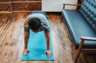 Vader die 's ochtends thuis een korte workout doet
