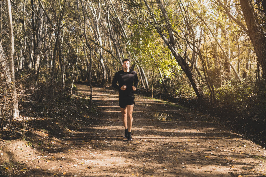 Man hardloopt in park als beginner met nieuwe hardloopschoenen